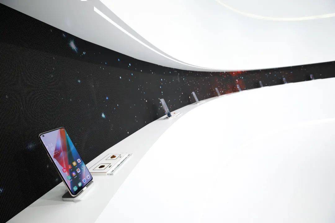 前方高能!滨湖步行街C位被「太空飞碟」造型的快闪活动策划承包了