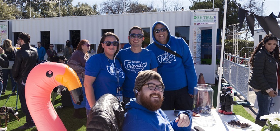 Zappos(美捷步)巡回推广活动策划旨在回馈当地社区的消费者