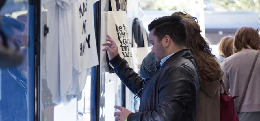 Zappos(美捷步)巡回推广活动策划旨在回馈当地社区的消费者