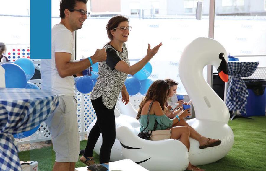 Zappos(美捷步)巡回推广活动策划旨在回馈当地社区的消费者