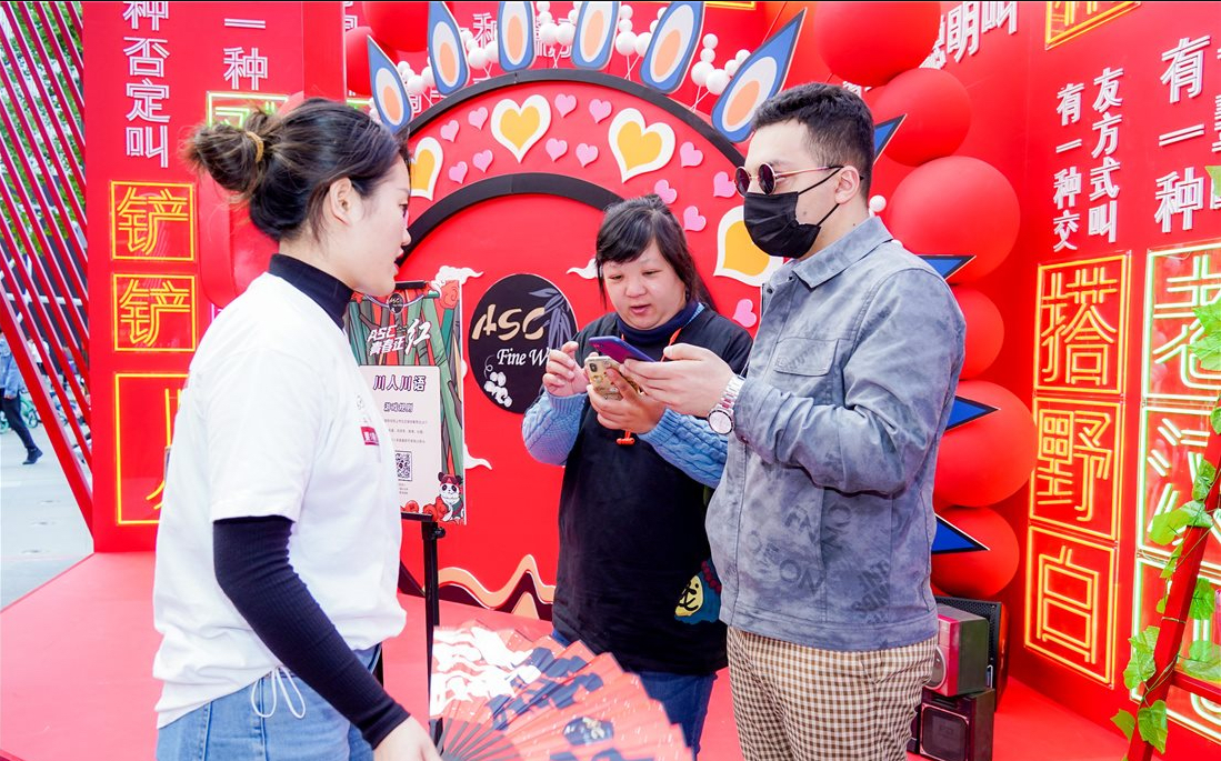 ASC青春正红快闪活动策划用葡萄酒拥抱了潮文化，非一般视觉！