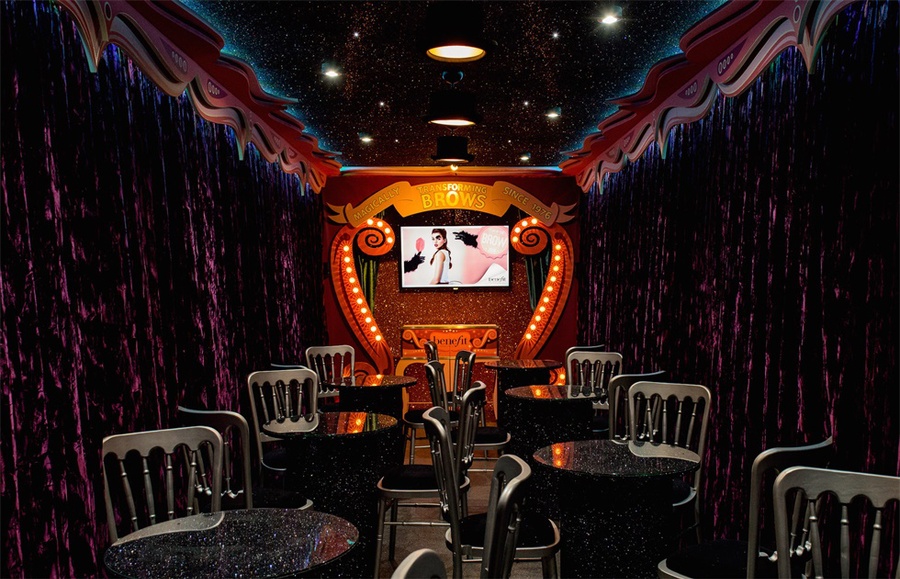 贝玲妃眉毛类产品巡回快闪活动策划被一辆12米长的集装箱承包了