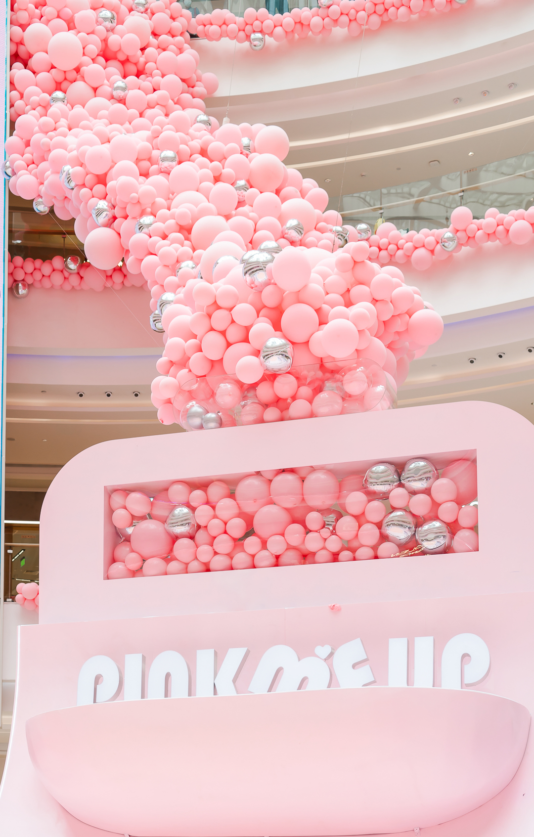 15万㎡空间的「粉色星球」快闪店活动策划10米悬空瀑布太壮观了