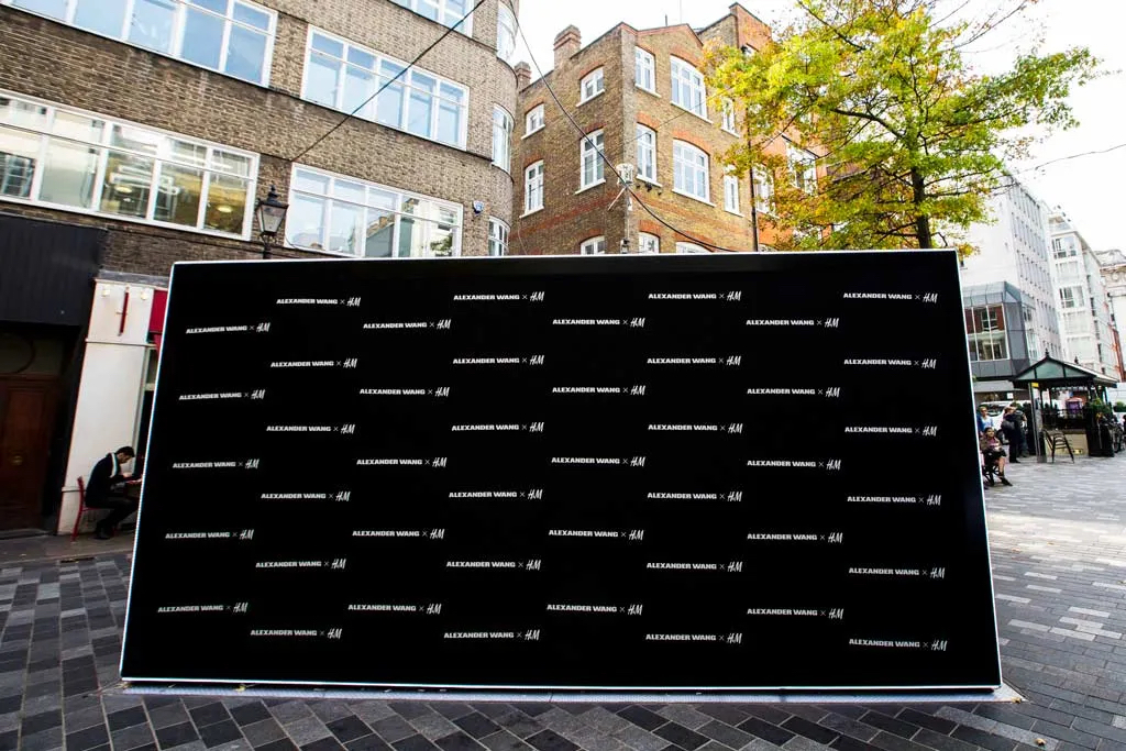 H&M新品上市前的造势快闪活动策划成一个互动多媒体立方体