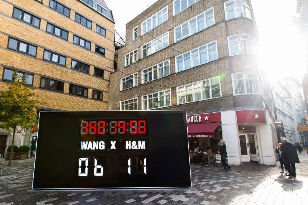 H&M新品上市前的造势快闪活动策划成一个互动多媒体立方体