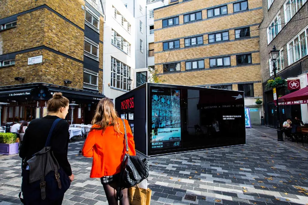 H&M新品上市前的造势快闪活动策划成一个互动多媒体立方体