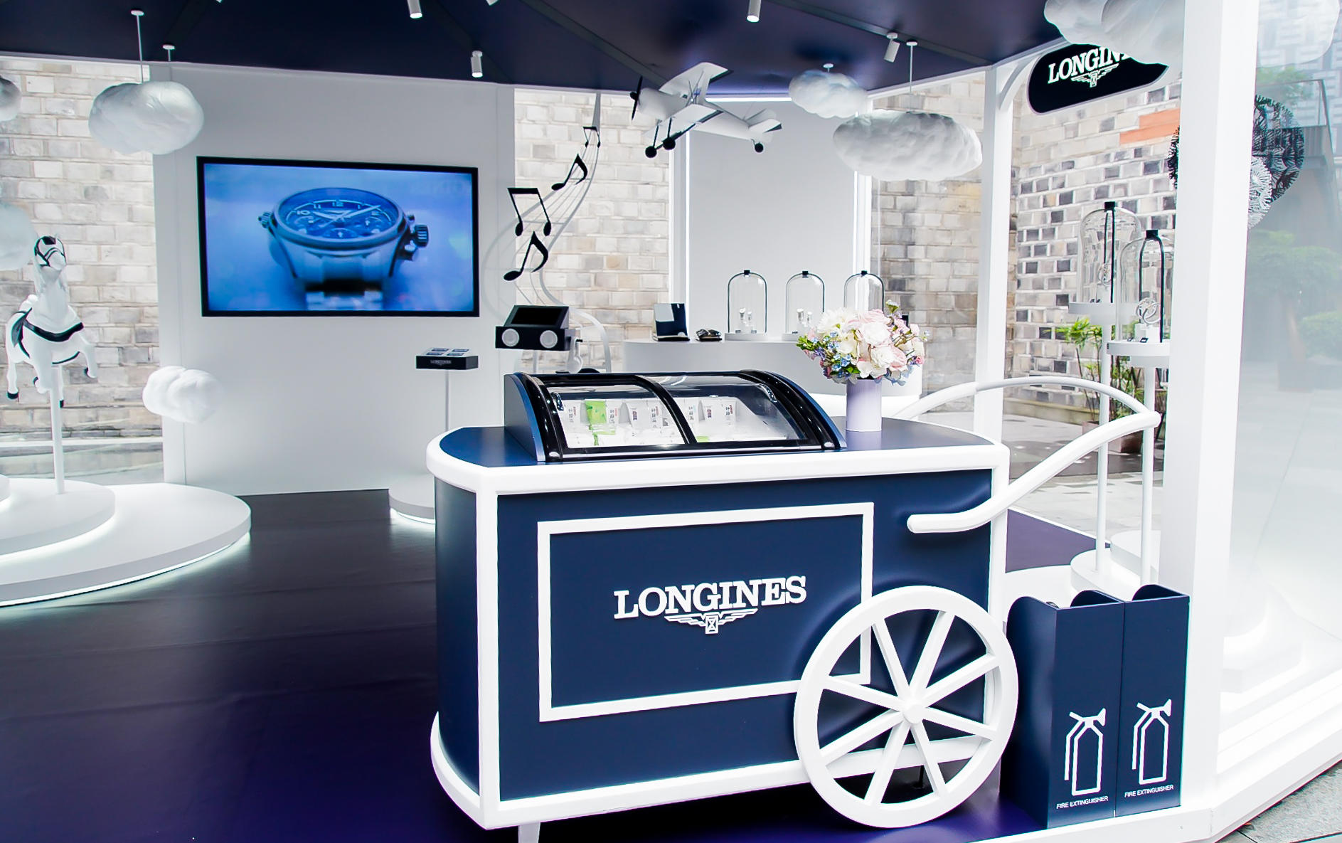 浪琴爱情魔法乐园快闪活动策划把发生在云层之巅的梦绘成了地表浪漫