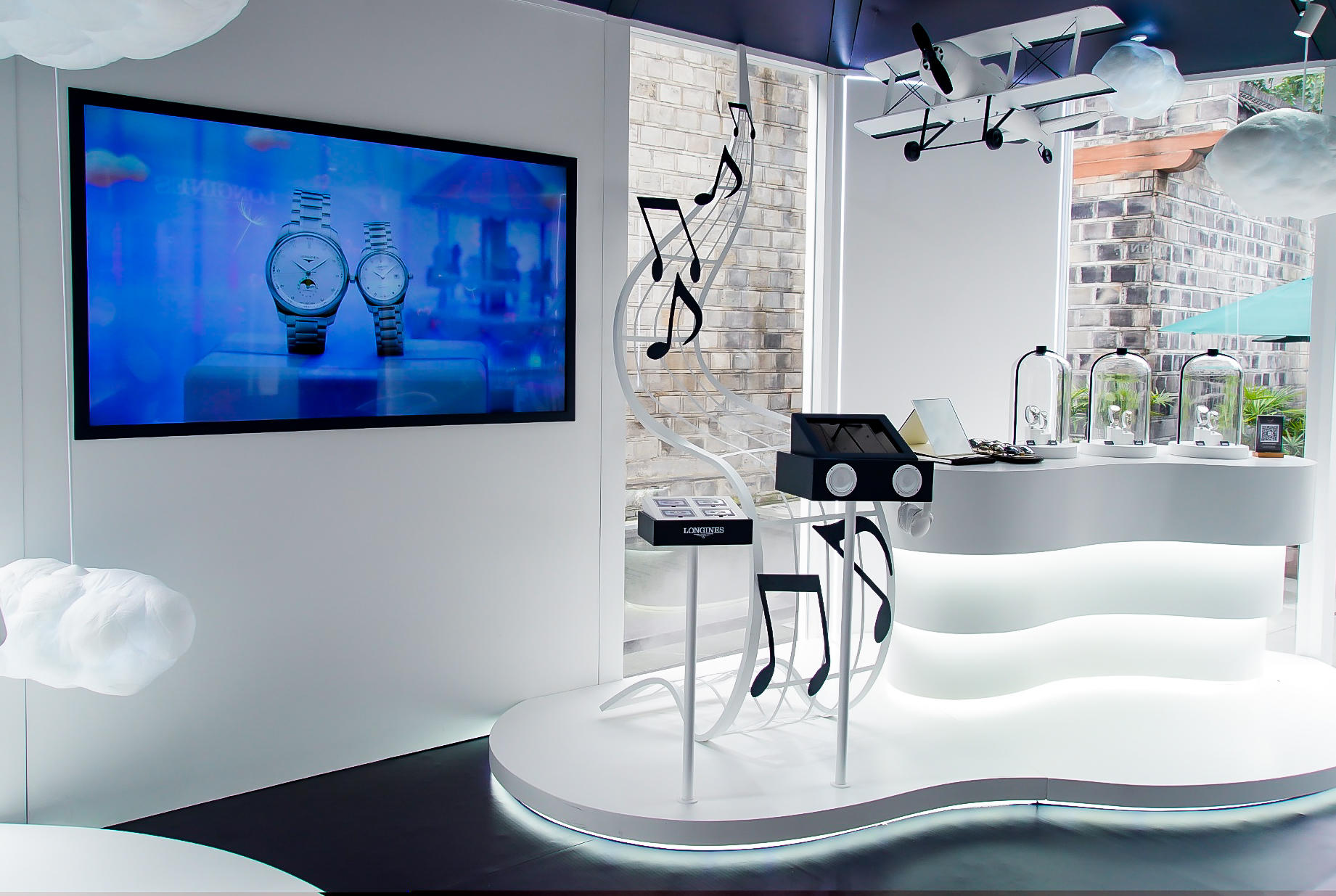 浪琴爱情魔法乐园快闪活动策划把发生在云层之巅的梦绘成了地表浪漫