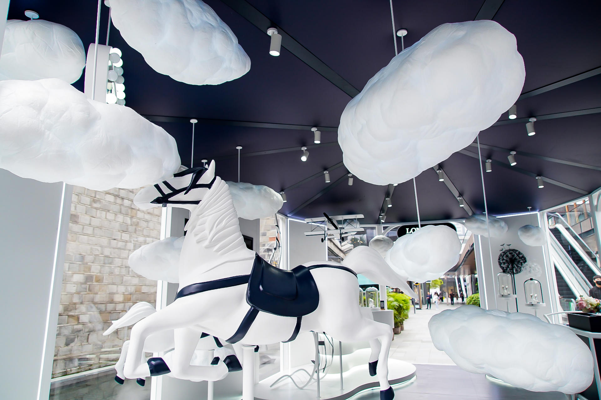 浪琴爱情魔法乐园快闪活动策划把发生在云层之巅的梦绘成了地表浪漫