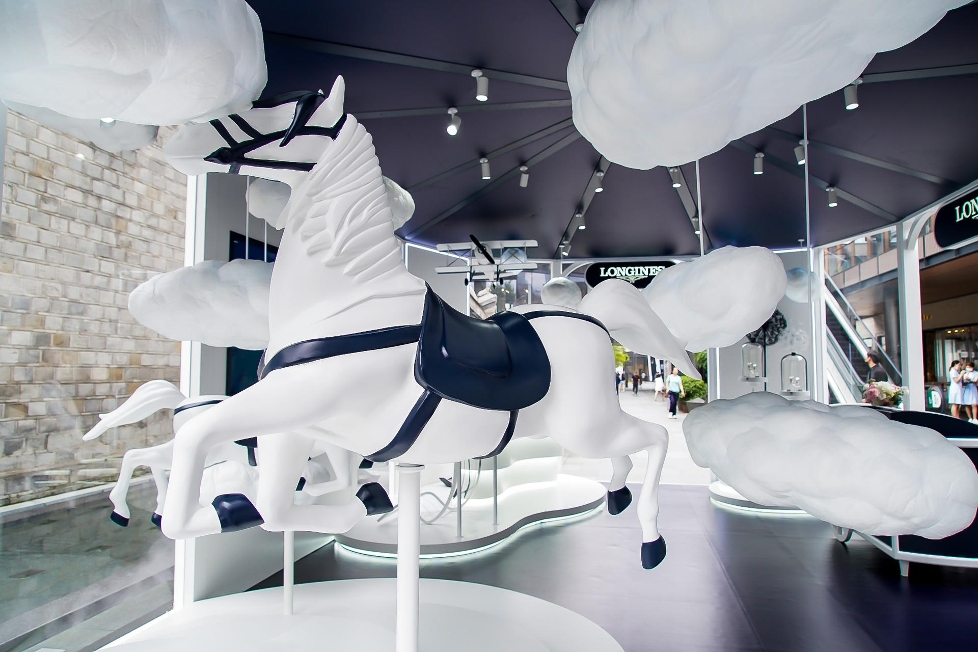 浪琴爱情魔法乐园快闪活动策划把发生在云层之巅的梦绘成了地表浪漫