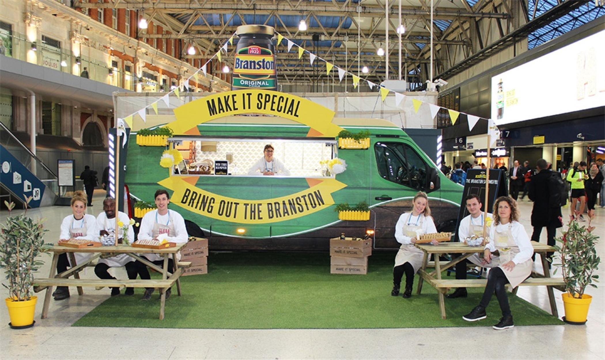 食品品牌巡回快闪店活动策划以一辆引入注目的品牌产品采样车开始