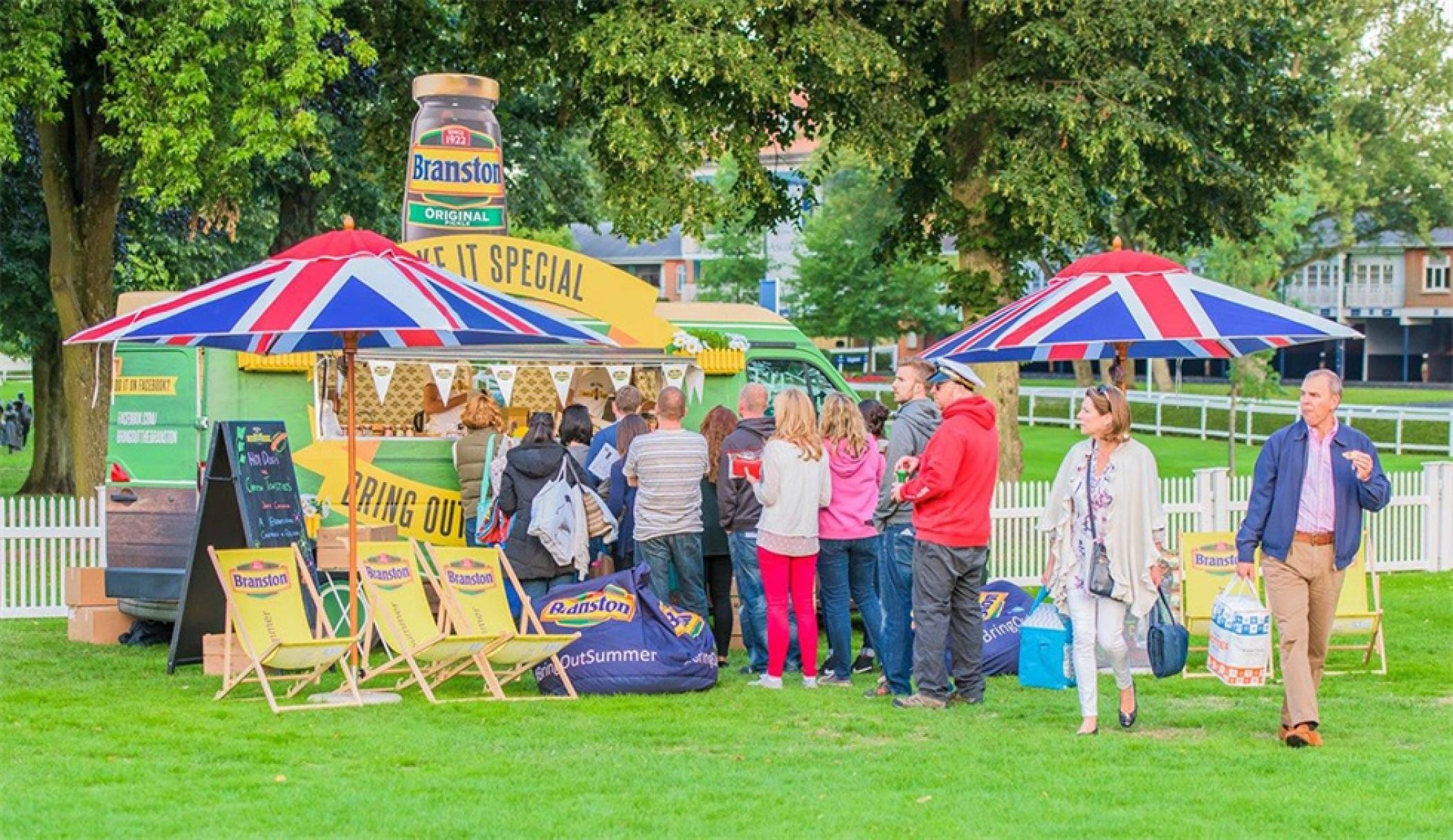 食品品牌巡回快闪店活动策划以一辆引入注目的品牌产品采样车开始