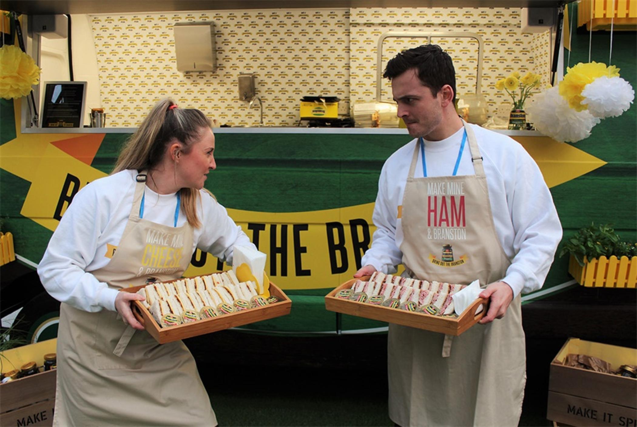 食品品牌巡回快闪店活动策划以一辆引入注目的品牌产品采样车开始