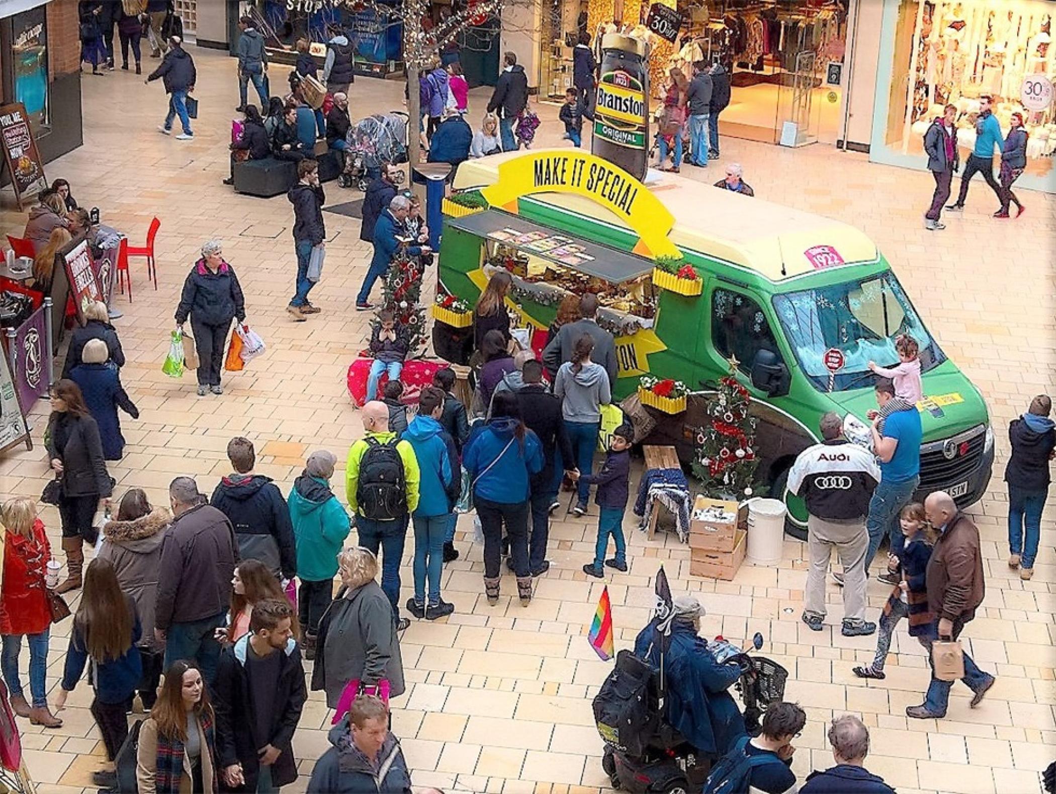 食品品牌巡回快闪店活动策划以一辆引入注目的品牌产品采样车开始