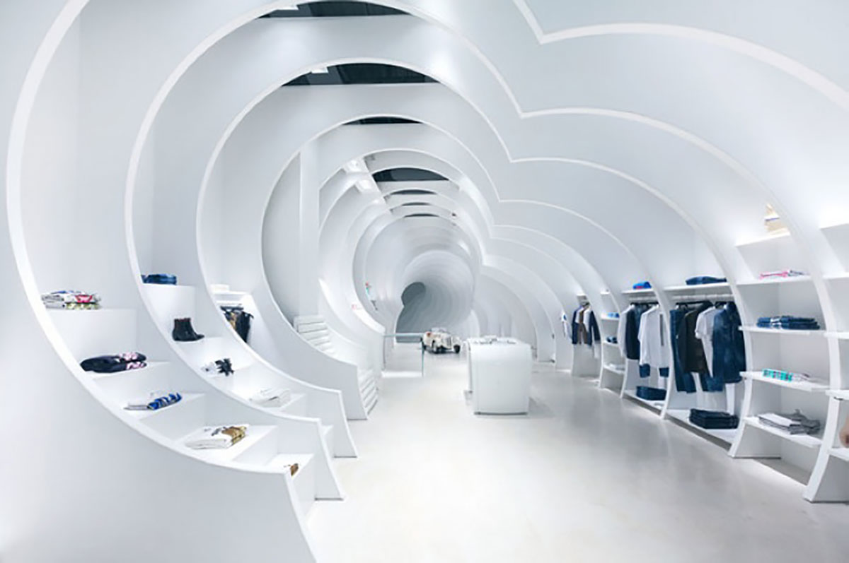 通过双筒望远镜,你可以看到这个空间设计了一个不一样的隧道