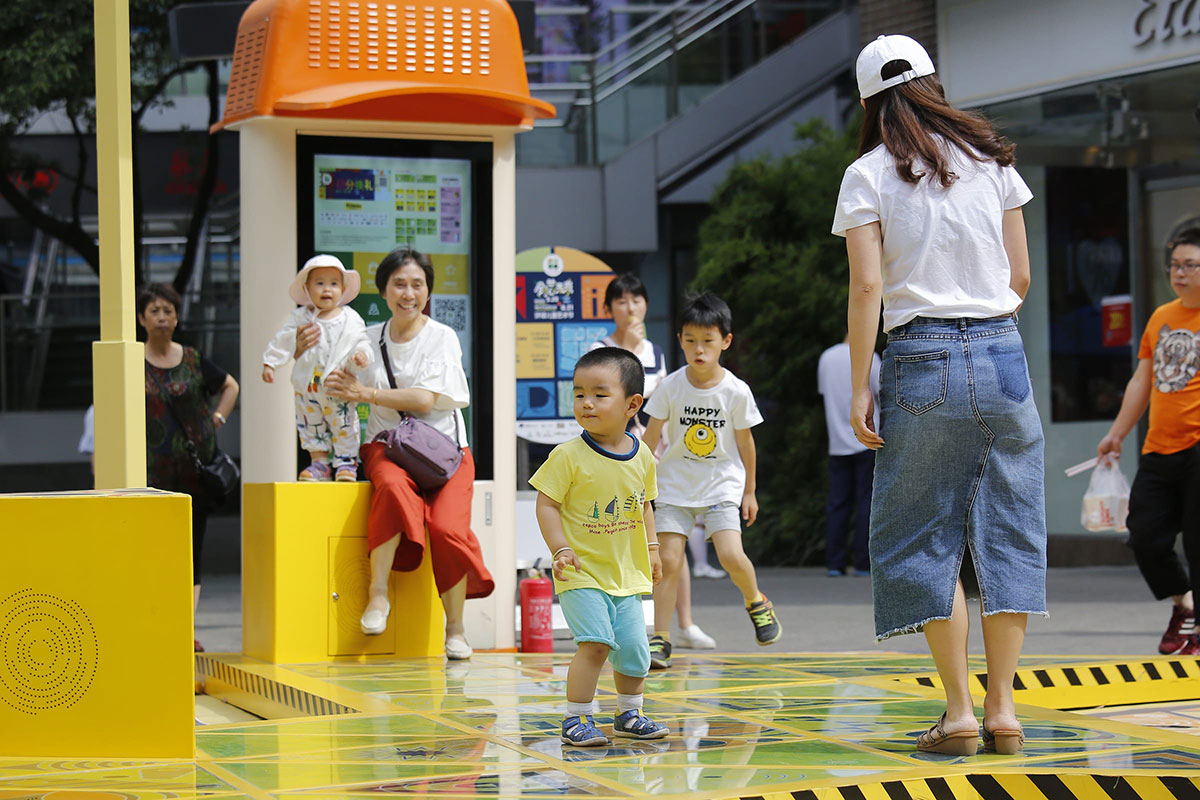 商场美陈Triangle Tango让游客停驻，强化了与家人朋友的互动
