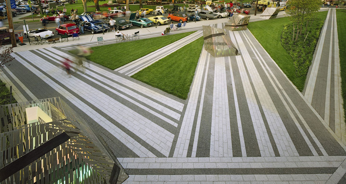 这些条码的美陈设计不但会发光，还有城市地标的意义所在