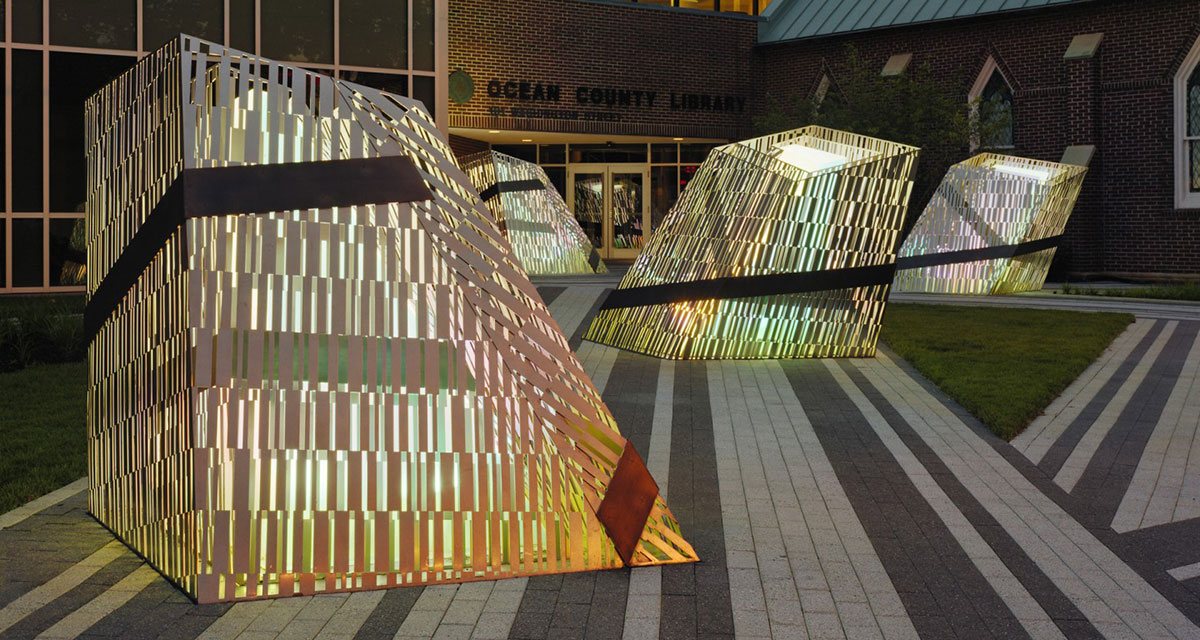 这些条码的美陈设计不但会发光，还有城市地标的意义所在