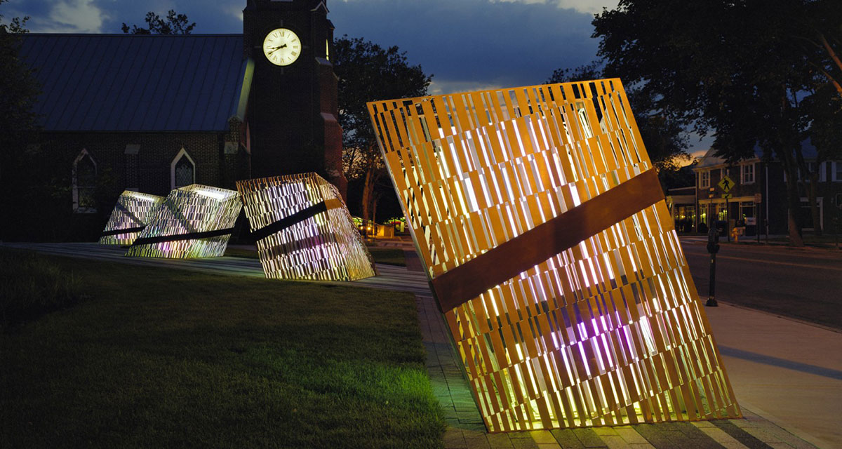 这些条码的美陈设计不但会发光，还有城市地标的意义所在