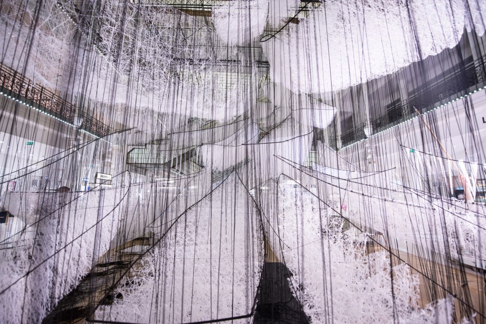 商场中庭美陈设计在盐田千春手上不但是艺术品，更是一个独特的空间体验