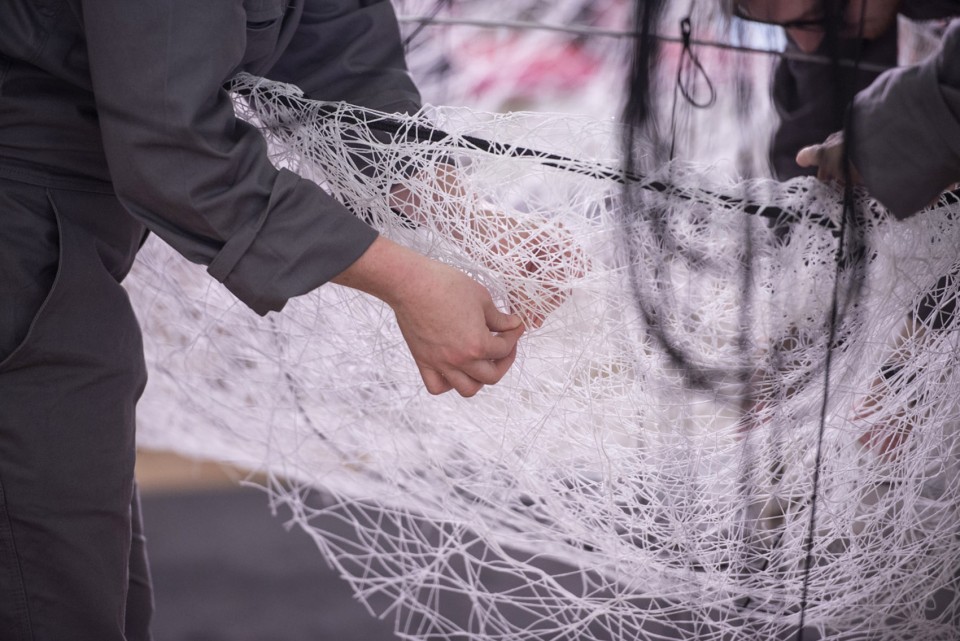 商场中庭美陈设计在盐田千春手上不但是艺术品,更是一个独特的空间体验