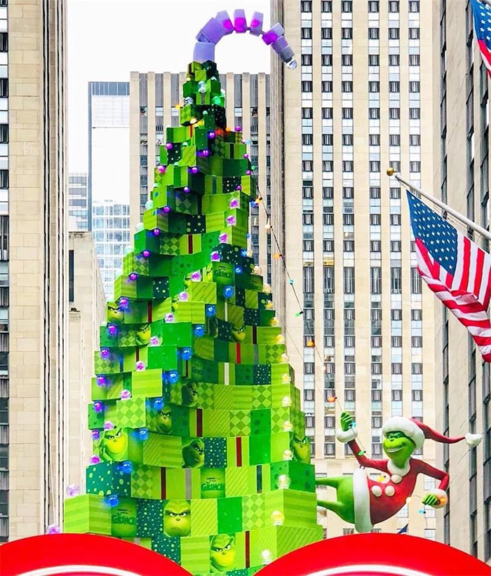 为了推广电影，竟然搞了一个不是圣诞树胜似圣诞树的美陈设计