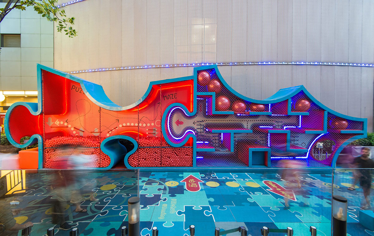 拼图迷宫的商场美陈让一条人流量差得不行的步行街瞬间成为繁忙的空间站