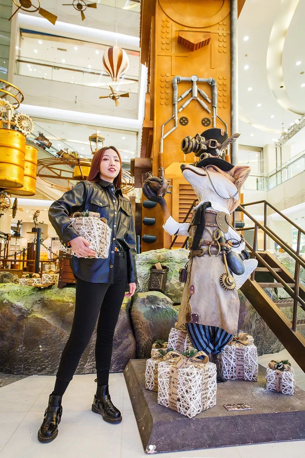 这个蒸汽朋克的商场美陈一下子就穿越到了19世纪维多利亚时代