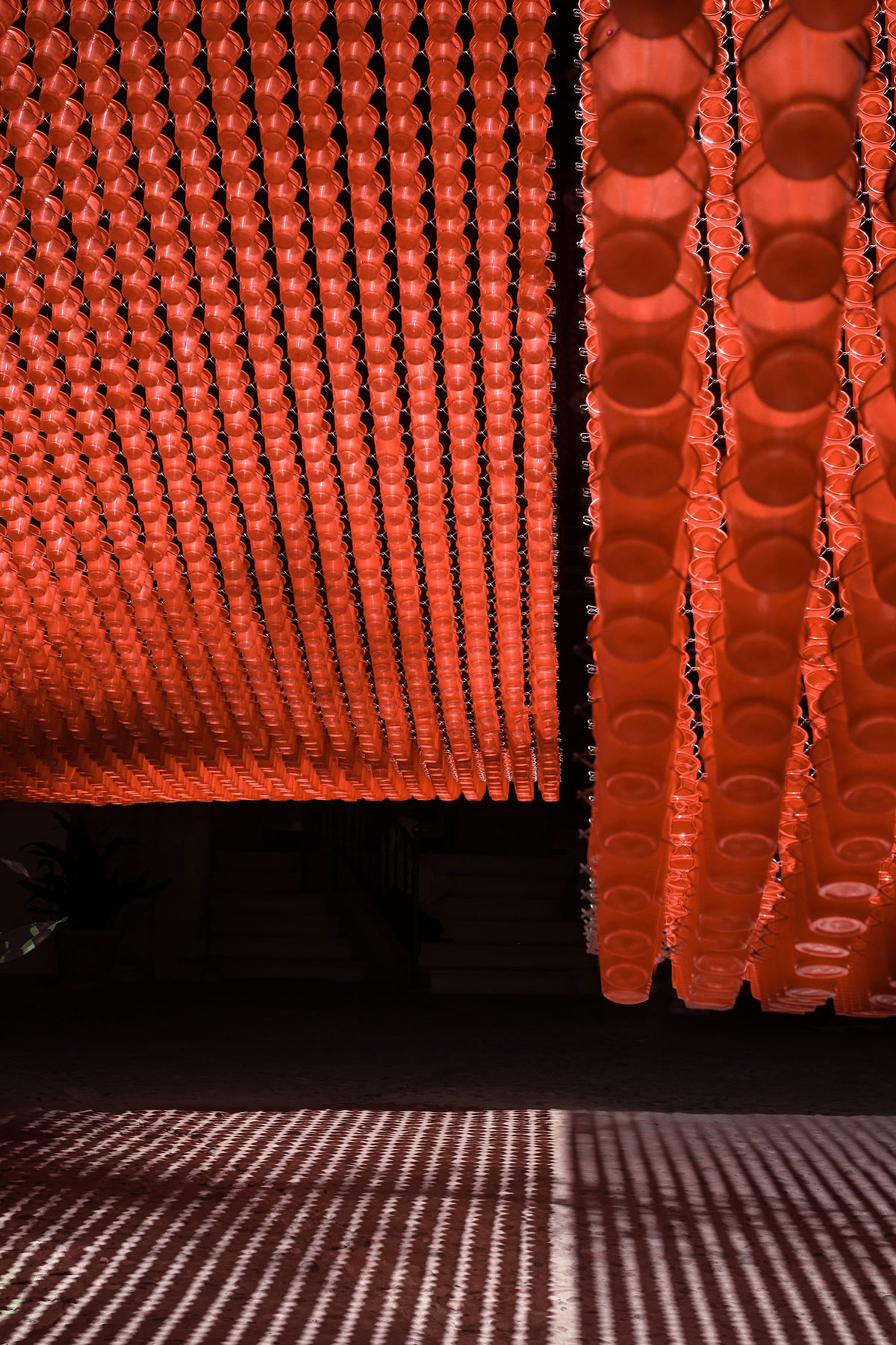 一个悬链线和一个弧形的展览展示装置把这些石头拱门装饰得更美更吸引人了