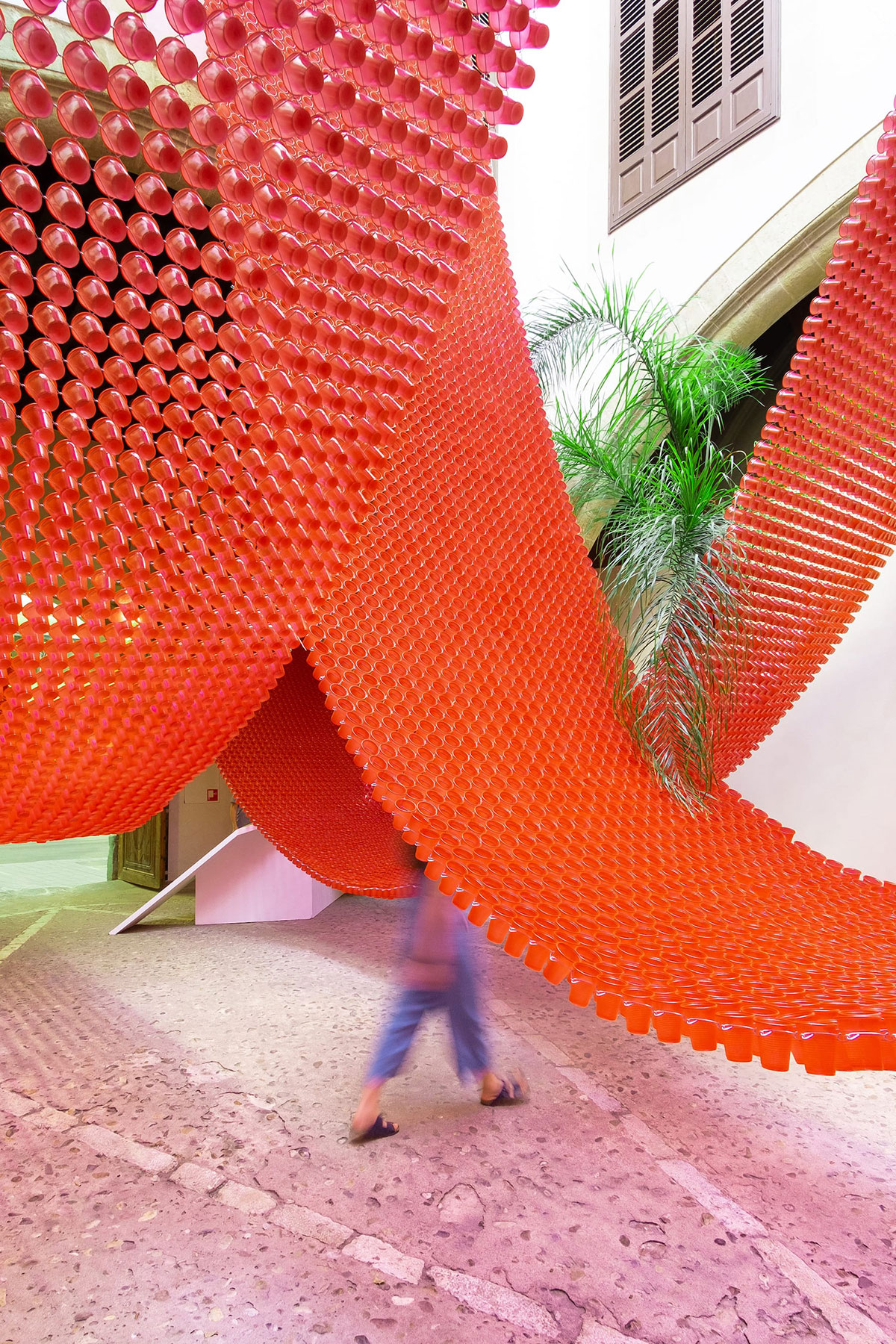 一个悬链线和一个弧形的展览展示装置把这些石头拱门装饰得更美更吸引人了