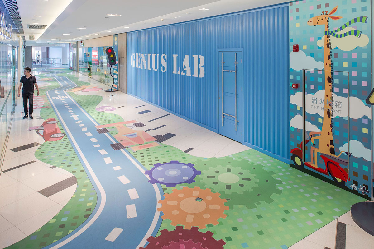 快跑！妈妈说这个商场美陈太逼真了，动物们好像都在追赶我们！