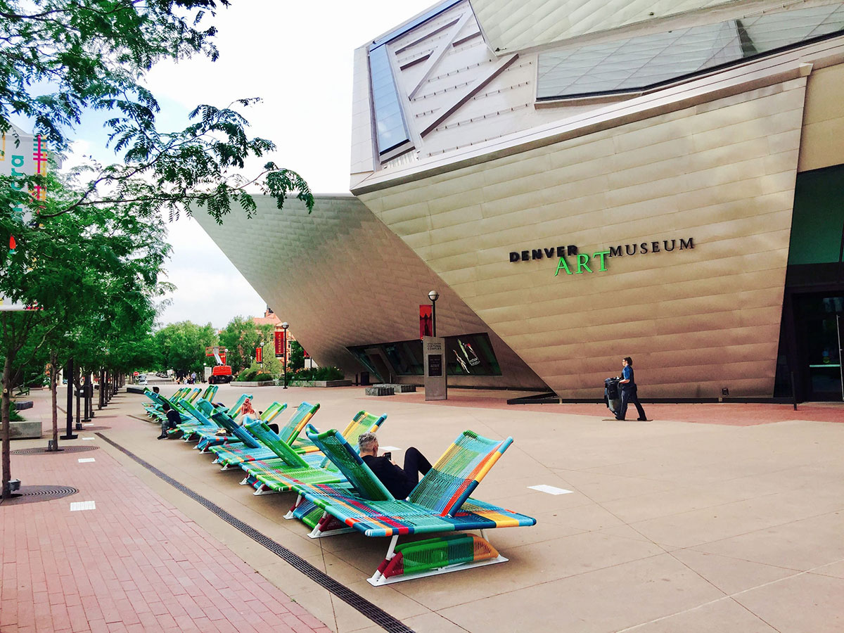 丹佛艺术博物馆对面的这个互动美陈设计,居然还能敲击出属于自己的个性化声音