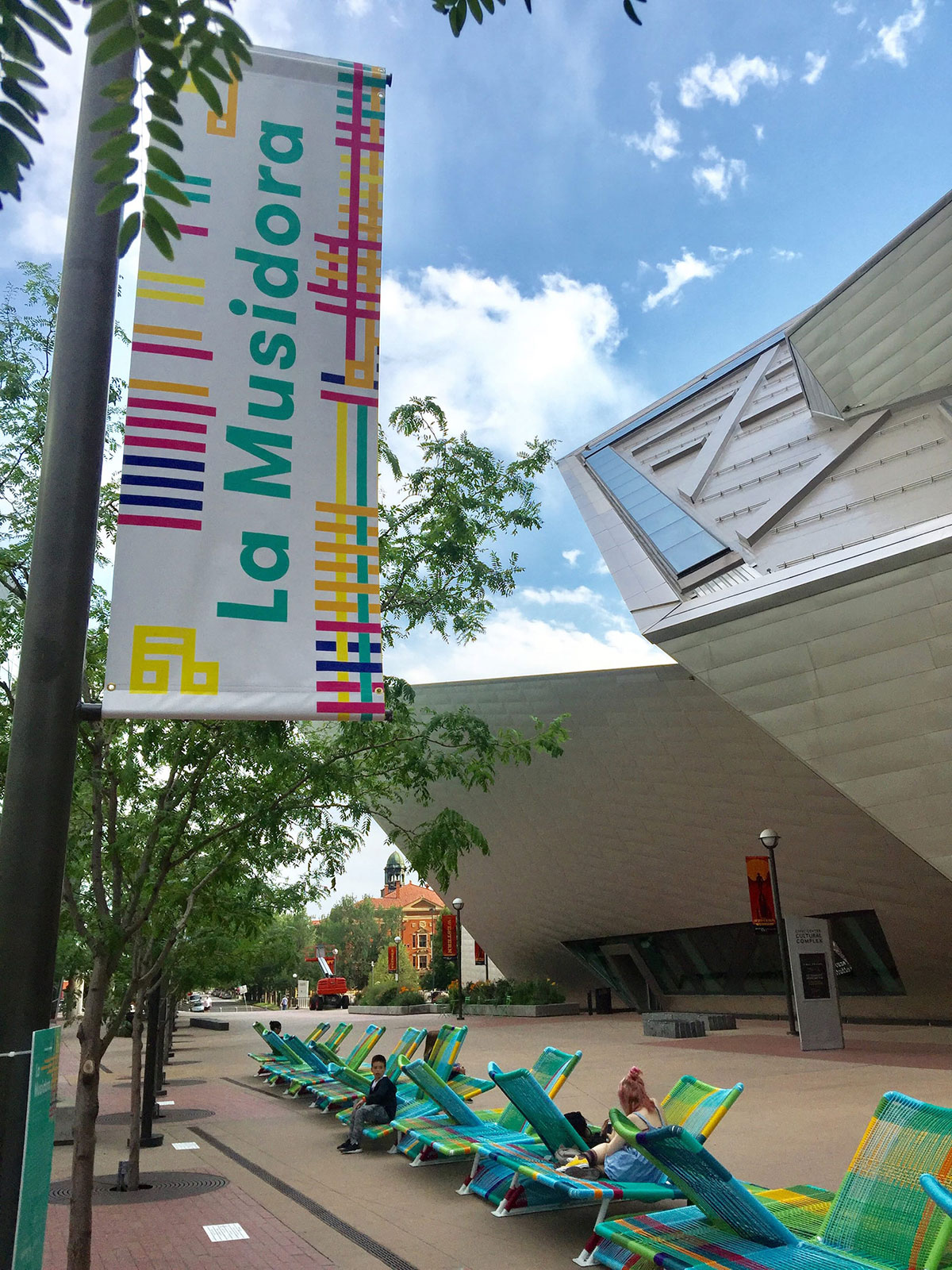 丹佛艺术博物馆对面的这个互动美陈设计,居然还能敲击出属于自己的个性化声音