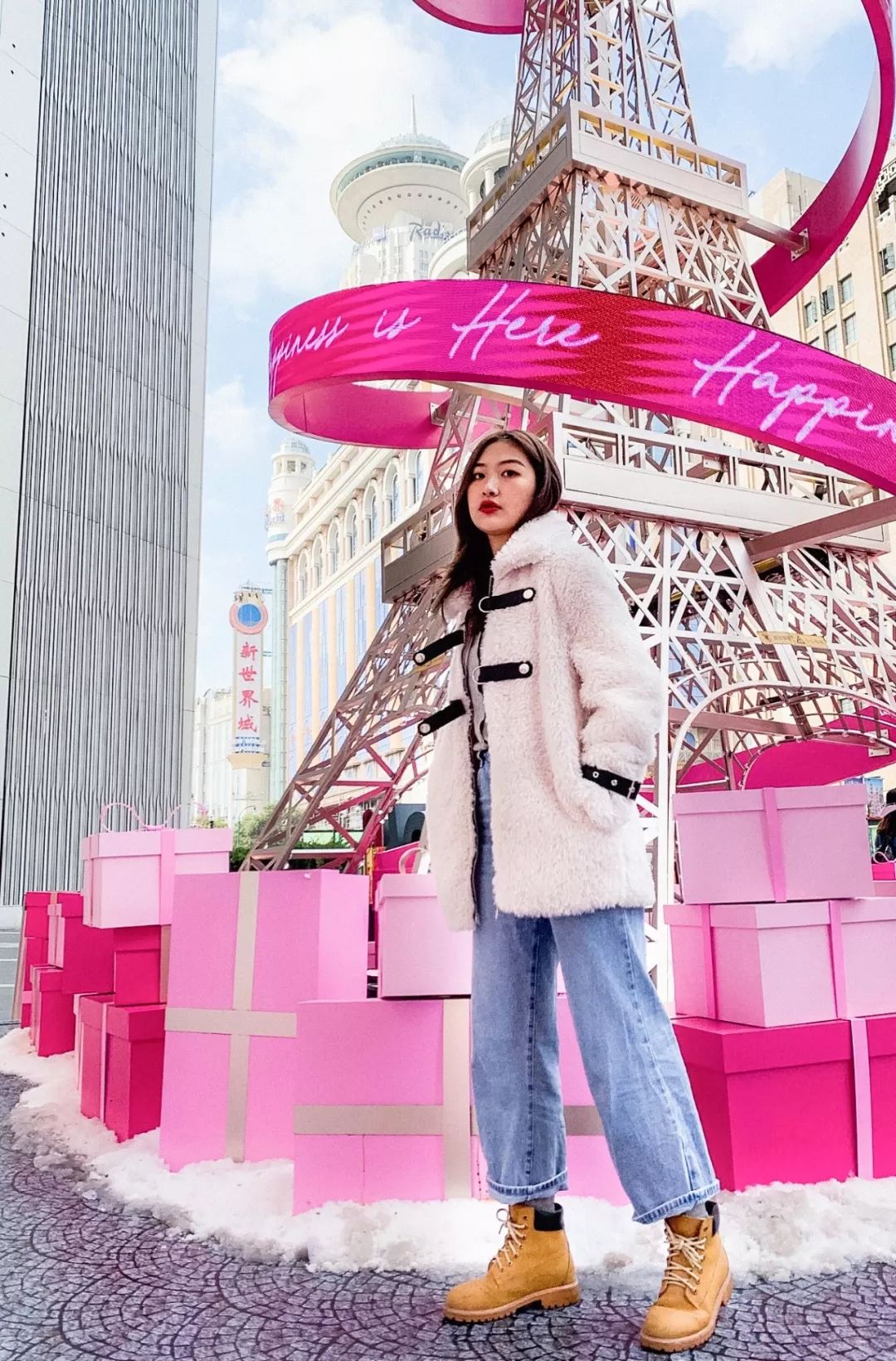 巴黎铁塔刷亮了魔都的圣诞美陈设计，粉嫩造型浪漫一圣诞