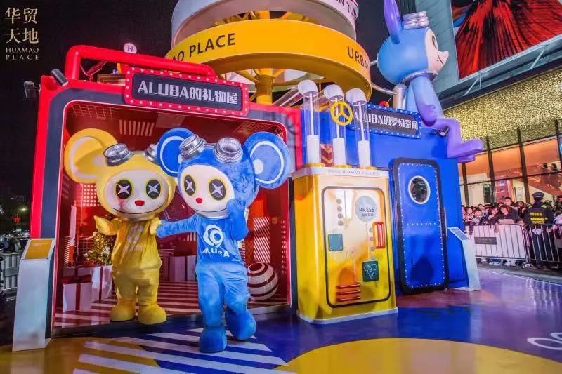 百架无人机助阵圣诞商场美陈亮灯仪式，星光熠熠