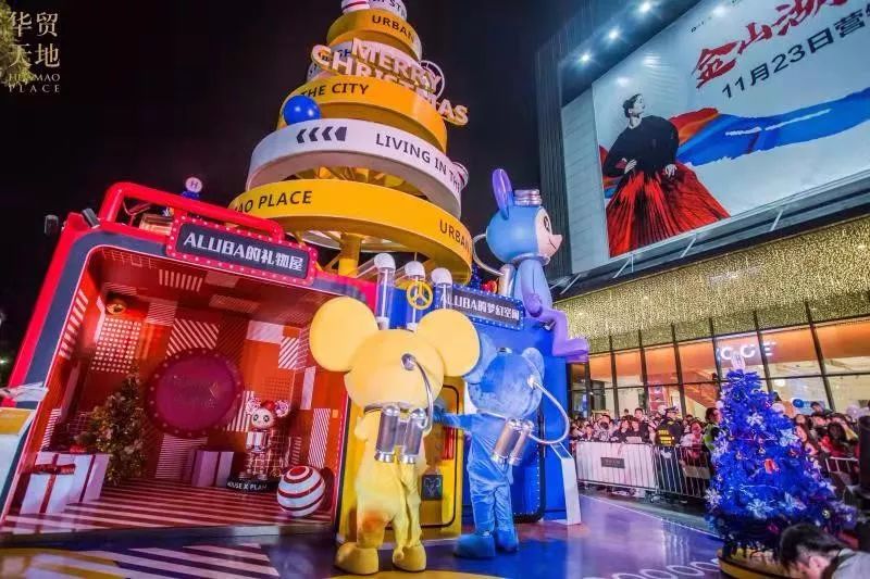 百架无人机助阵圣诞商场美陈亮灯仪式，星光熠熠