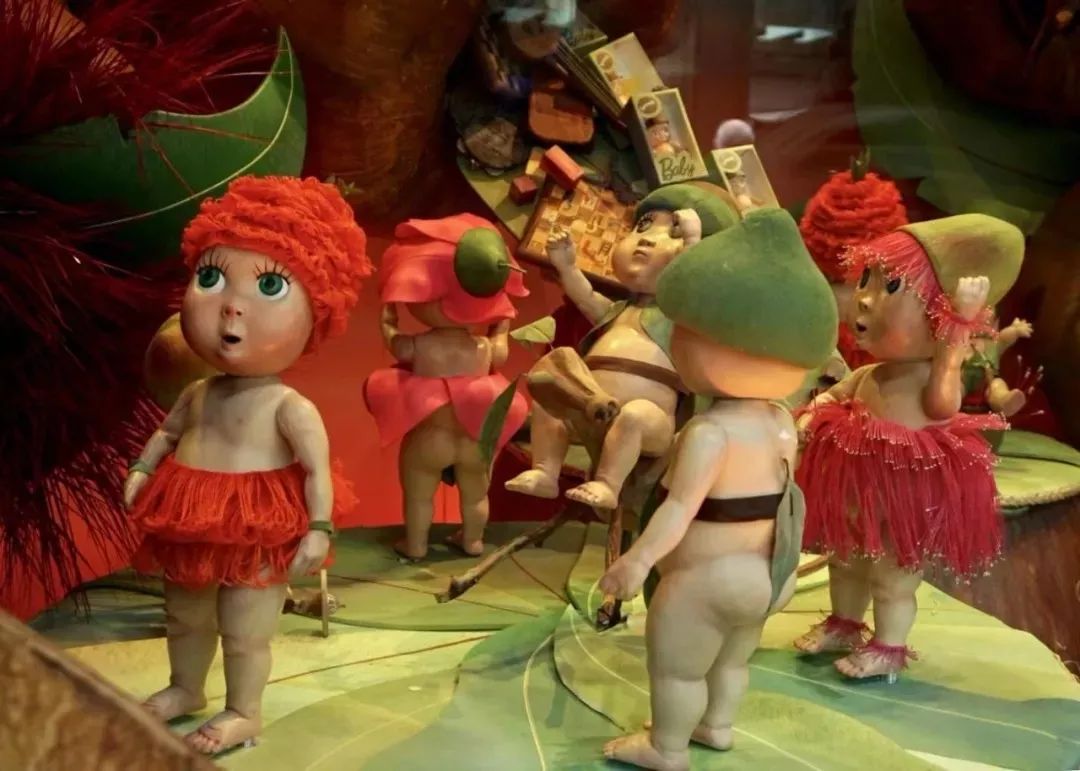 快看圣诞橱窗美陈设计里的那群可爱的桉树宝宝，他们也在为圣诞节做准备