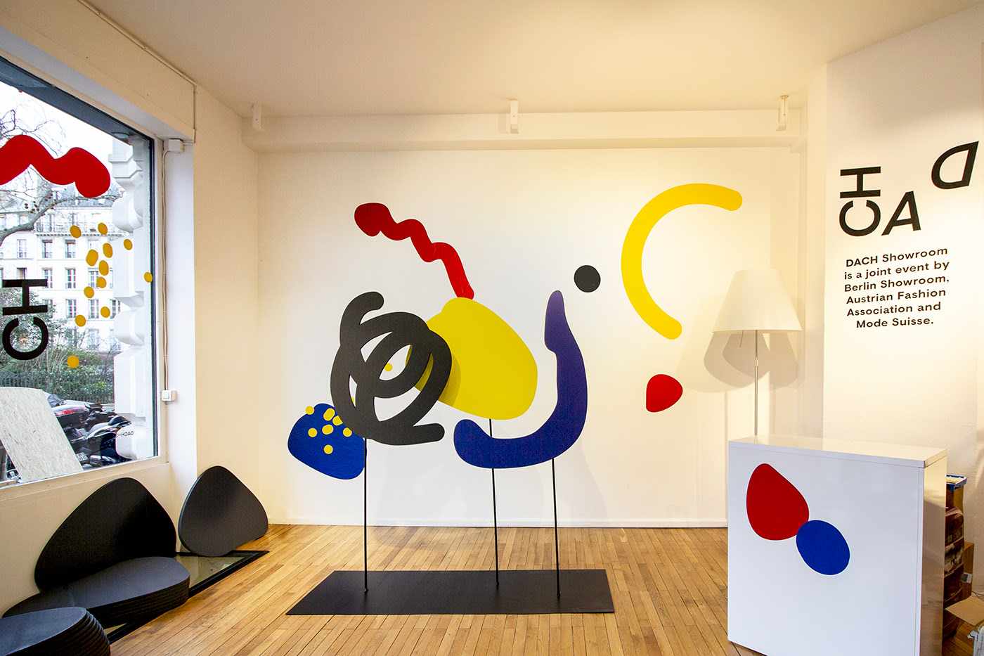 美陈设计朴实无华的装饰带来别具一格的活力，一系列带有几何和抽象形状的图案