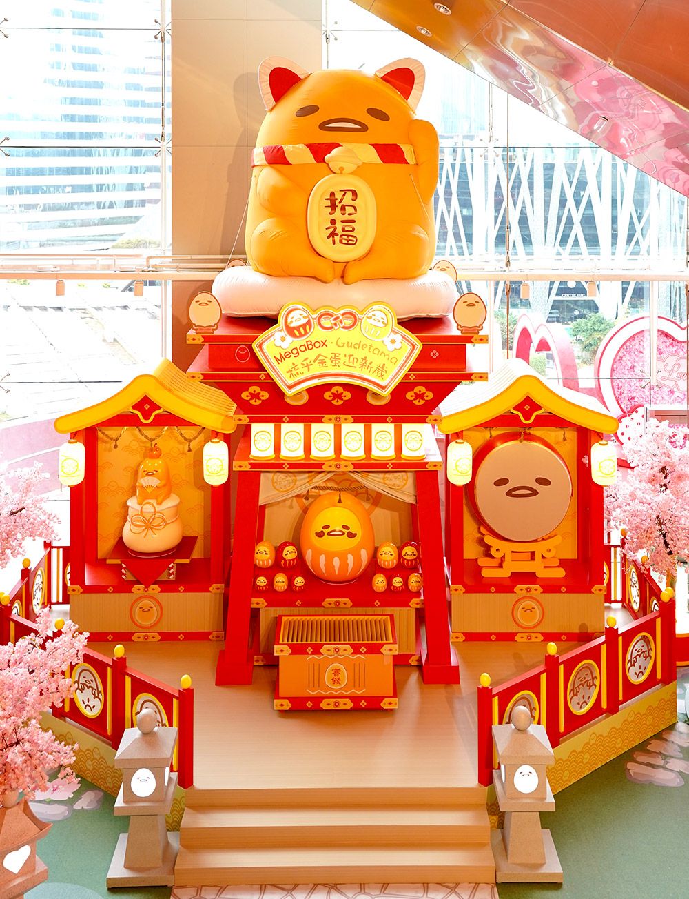 蛋黄君这身新春展览活动装饰喜庆极了，10英尺高巨型充气模型齐添福