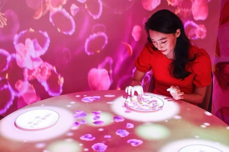 不一样的美陈展览活动设计却诠释着一样的加油祝福心：中国加油