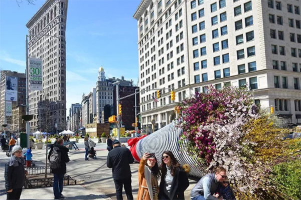 春天里的40英尺长快闪店活动美陈设计竟是这捧鲜花捧火的