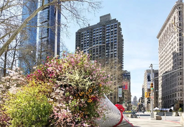 春天里的40英尺长快闪店活动美陈设计竟是这捧鲜花捧火的