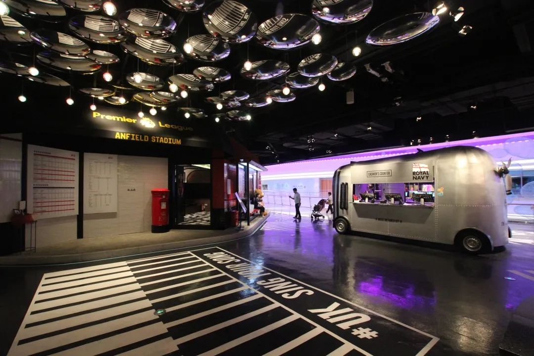 穿越异国街头的KTV展览装饰，随手一拍都像在伦敦街头自拍一般