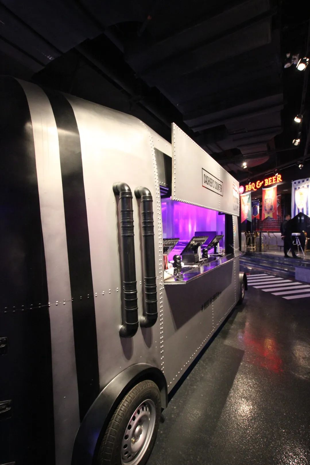 穿越异国街头的KTV展览装饰,随手一拍都像在伦敦街头自拍一般