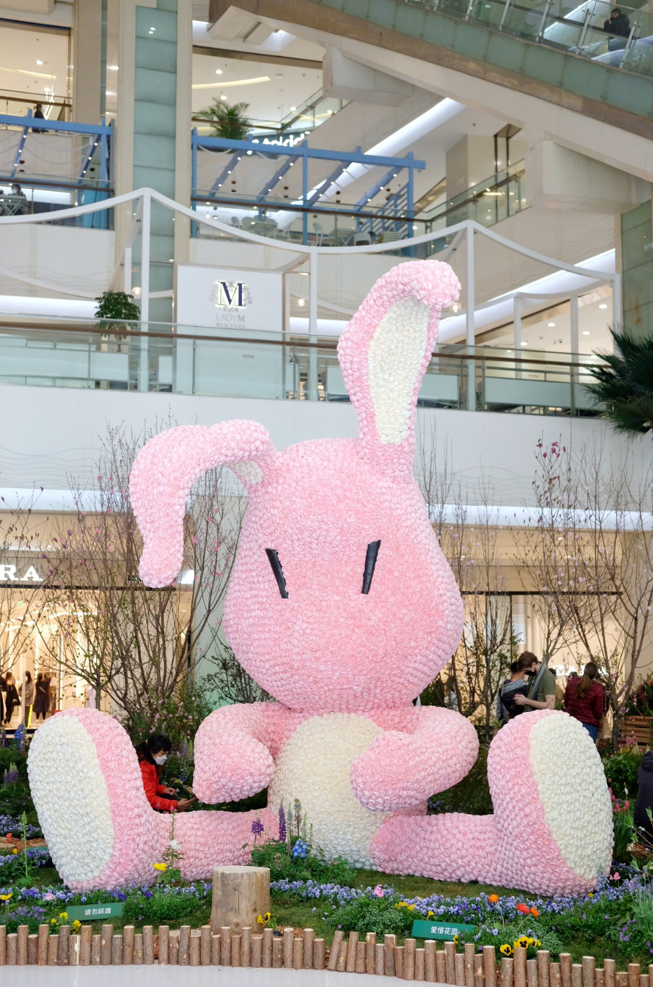 遭受巨大打击后再次崛起的商场美陈展览活动开始报复式消费了