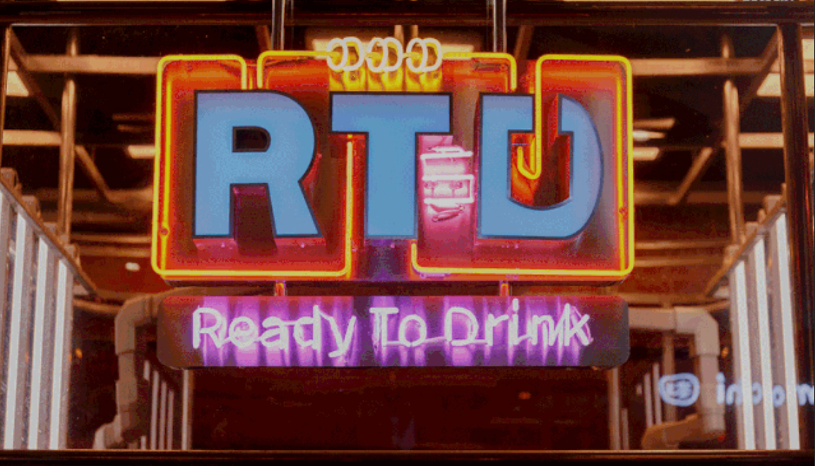 鸡尾酒“奶茶”店的美陈展览展示真的像在实验室里操作一样，有趣极了