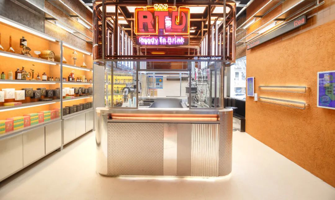 鸡尾酒“奶茶”店的美陈展览展示真的像在实验室里操作一样，有趣极了