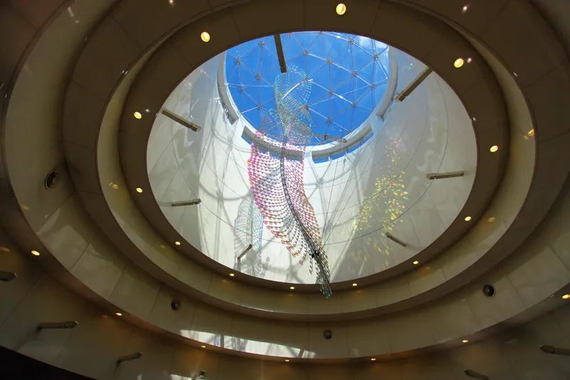 台北捷运站打造的这个艺术展览活动装置已开始翩翩起舞