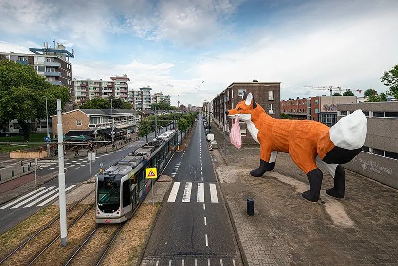 城市街道上展览的这个狐狸户外美陈艺术回头率超高的