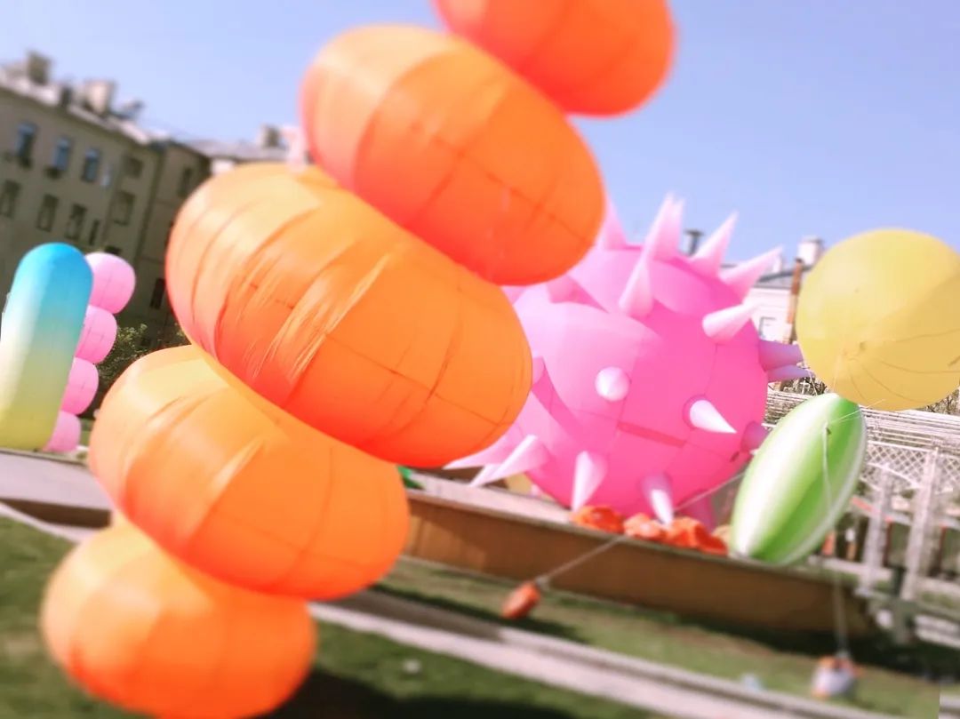 俄罗斯设计师的空间花粉艺术展览活动装置色彩太丰富了